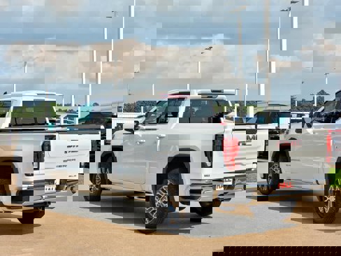 Certified 2022 GMC Sierra 1500 SLE image 4