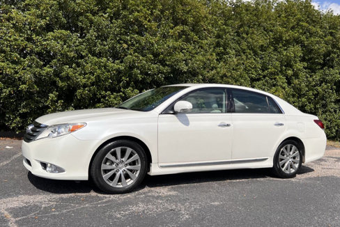 Used 2011 Toyota Avalon Limited image 3