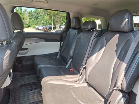 Used 2023 Kia Carnival LX image 9
