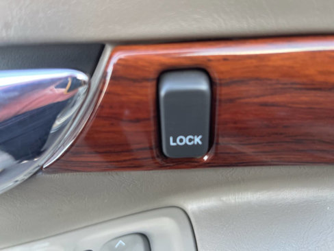 Used 2005 Cadillac De Ville w/ Deville Premium Package image 26