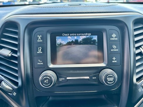 Used 2018 Jeep Cherokee Latitude w/ Altitude Package image 19