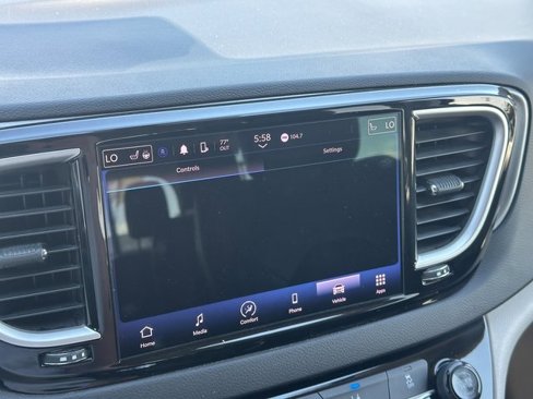 Used 2022 Chrysler Pacifica Touring-L image 26