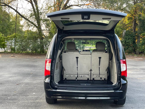 Used 2016 Chrysler Town & Country Touring w/ Driver Convenience Group image 31