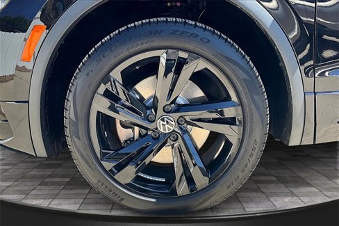 Used 2024 Volkswagen Tiguan SE R-Line image 9