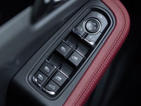 Used 2025 Porsche Macan image 19