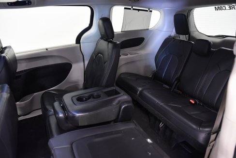 Used 2017 Chrysler Pacifica Touring-L image 11