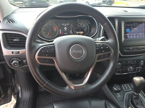 Used 2019 Jeep Cherokee Latitude Plus w/ Comfort/Convenience Group image 18