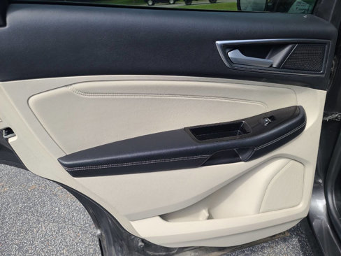Used 2020 Ford Edge Titanium image 34