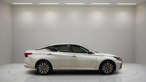 Used 2025 Nissan Altima 2.5 SV image 2