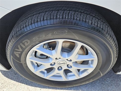 Used 2023 Chrysler Pacifica Touring-L image 3