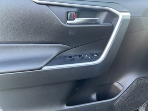 Used 2020 Toyota RAV4 XLE image 7