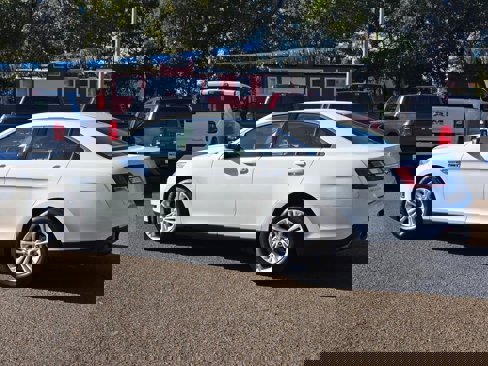 Used 2016 Ford Taurus SE image 25