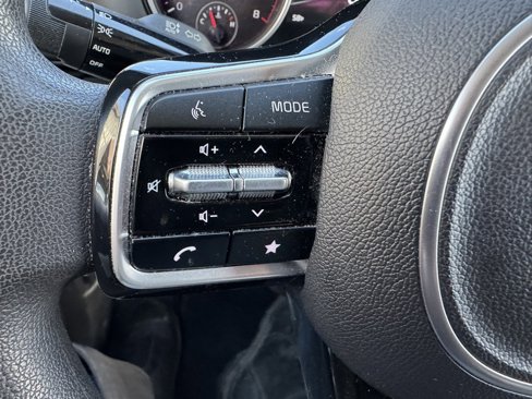 Used 2022 Kia Carnival LX image 15