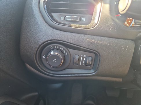 Used 2023 Jeep Renegade Altitude image 12
