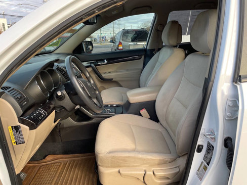 Used 2011 Kia Sorento LX w/ Convenience Pkg image 12