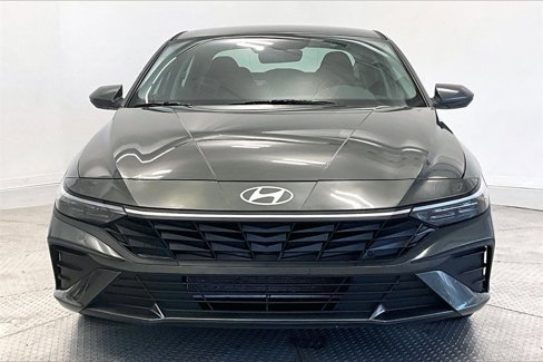 Certified 2025 Hyundai Elantra SE image 3