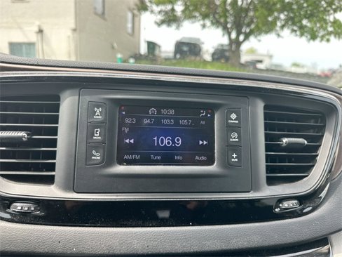 Used 2017 Chrysler Pacifica LX image 39