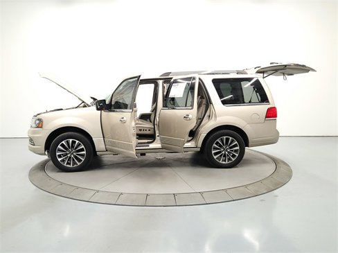 Used 2017 Lincoln Navigator Select image 12