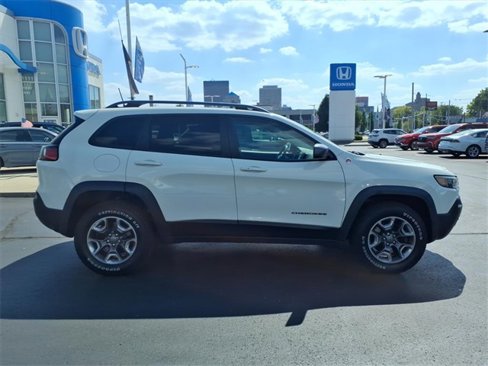 Used 2019 Jeep Cherokee Trailhawk image 2