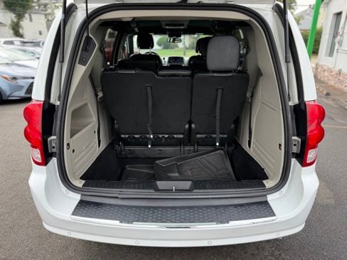 Used 2019 Dodge Grand Caravan SXT w/ Driver Convenience Group image 11