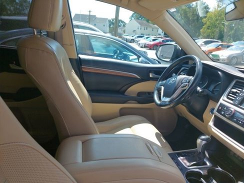 Used 2017 Toyota Highlander Limited image 12