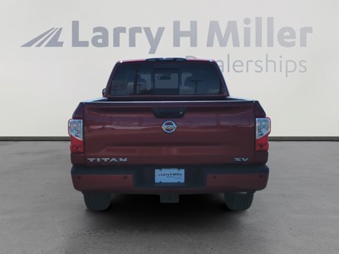 Used 2018 Nissan Titan SV w/ SV Convenience Package image 4