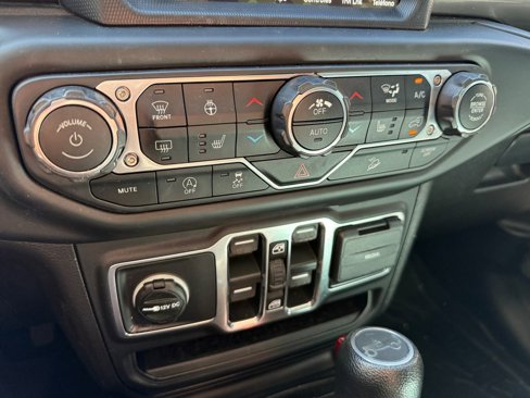 Used 2019 Jeep Wrangler Unlimited Sahara image 32