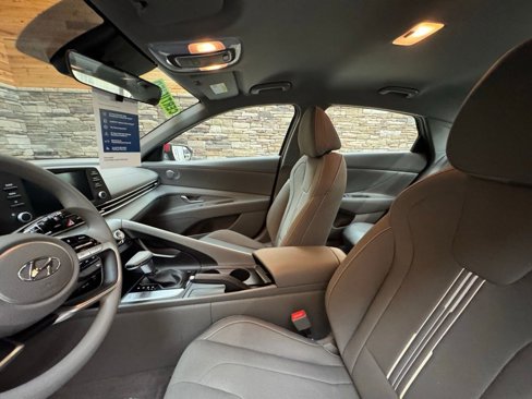 Used 2022 Hyundai Elantra SEL w/ Preferred Accessory Package image 25