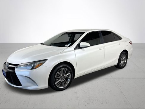 Used 2017 Toyota Camry SE image 2