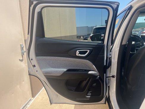Used 2022 Jeep Compass Latitude image 12