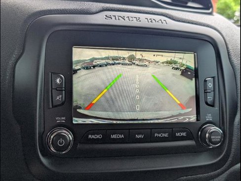 Used 2016 Jeep Renegade Latitude image 9