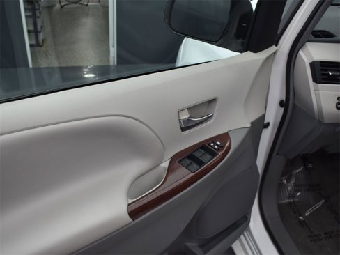 Used 2014 Toyota Sienna image 13