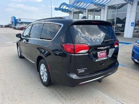 Used 2017 Chrysler Pacifica Touring-L image 7