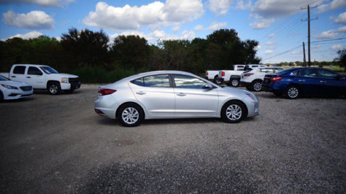 Used 2019 Hyundai Elantra SE image 3