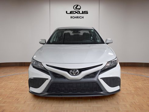 Used 2022 Toyota Camry SE image 2