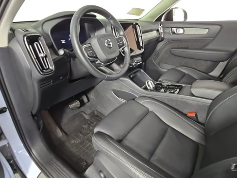 Certified 2024 Volvo XC40 B5 Plus w/ Climate Package image 17