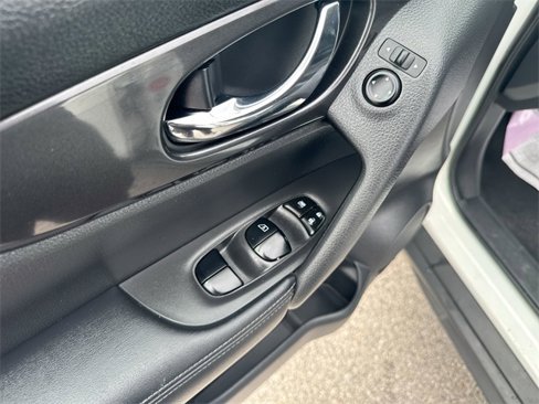 Used 2018 Nissan Rogue S image 19