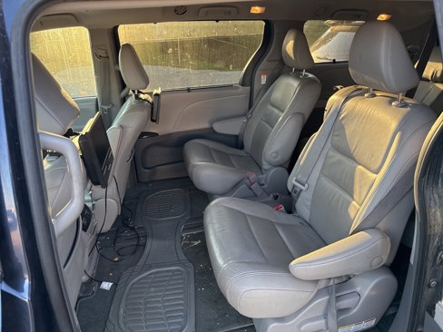 Used 2019 Toyota Sienna XLE image 7
