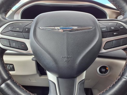 Used 2018 Chrysler Pacifica Touring-L Plus image 19