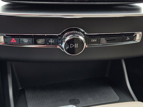 New 2025 Volvo XC90 B5 Plus w/ Protection Package Premier image 21