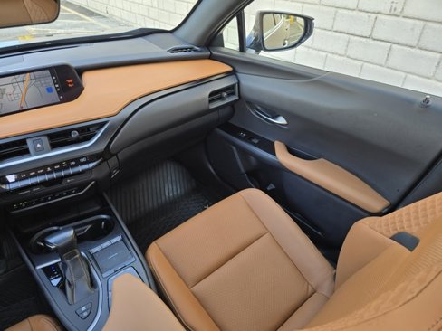 Used 2020 Lexus UX 250h w/ Luxury Package image 17