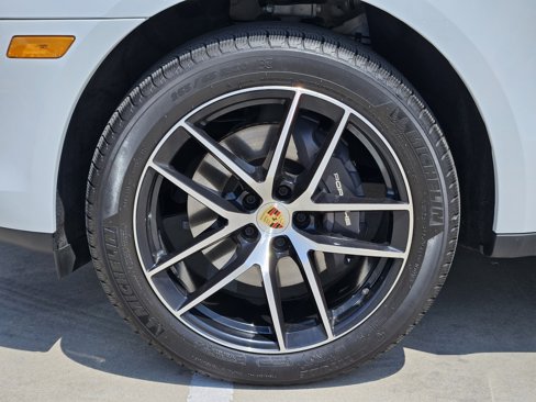 Certified 2024 Porsche Macan image 18