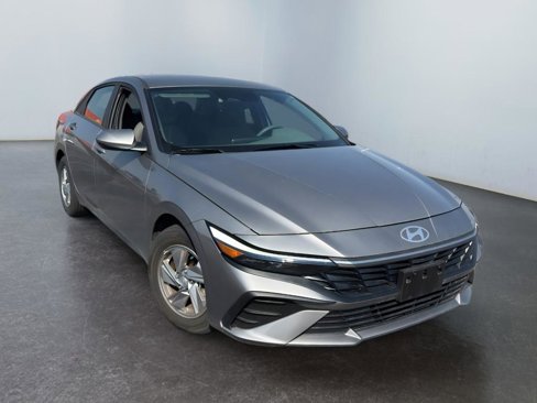 Certified 2024 Hyundai Elantra SE image 3