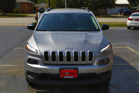 Used 2016 Jeep Cherokee Sport image 2