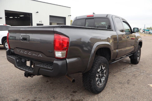 Used 2017 Toyota Tacoma TRD Off-Road image 3