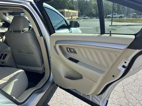 Used 2019 Ford Taurus SE image 16