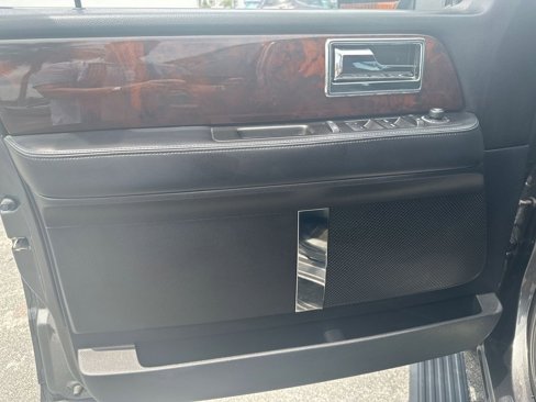 Used 2017 Lincoln Navigator Select image 15