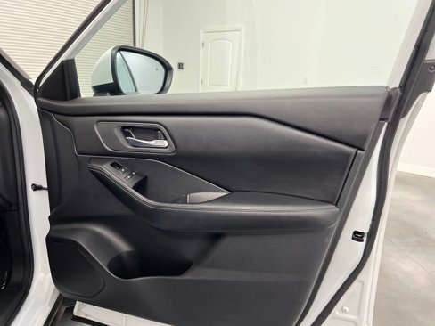 Used 2024 Nissan Rogue SV image 40