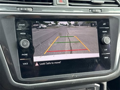 Used 2021 Volkswagen Tiguan SE w/ Panoramic Sunroof Package image 18
