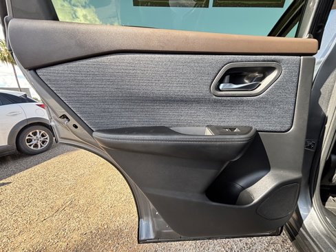 Used 2023 Nissan Rogue SV image 16